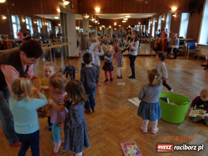 Zdjęcie w galerii na portalu naszraciborz.pl: Maluchy z Fiku-miku w świątecznej atmosferze wiadomości z regionu