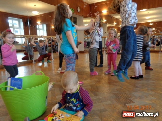 Zdjęcie w galerii na portalu naszraciborz.pl: Maluchy z Fiku-miku w świątecznej atmosferze wiadomości z regionu