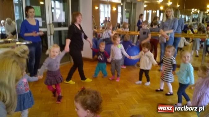 Zdjęcie w galerii na portalu naszraciborz.pl: Maluchy z Fiku-miku w świątecznej atmosferze wiadomości z regionu