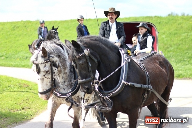 Zdjęcie w galerii na portalu naszraciborz.pl: Nadodrzańskim szlakiem - procesja wielkanocna w Zawadzie Książęcej wiadomości z regionu