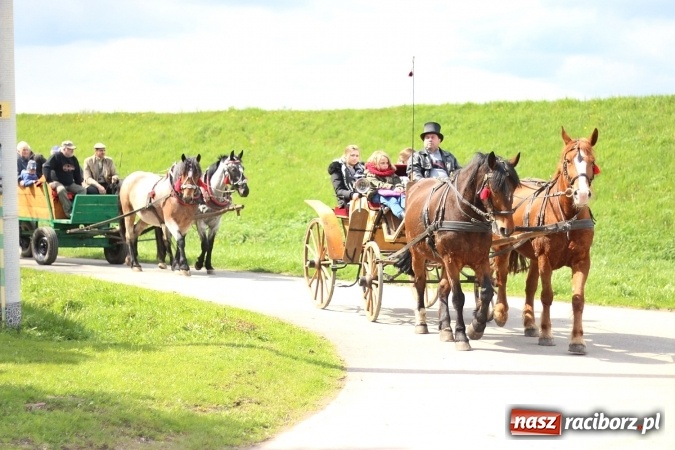 Zdjęcie w galerii na portalu naszraciborz.pl: Nadodrzańskim szlakiem - procesja wielkanocna w Zawadzie Książęcej wiadomości z regionu