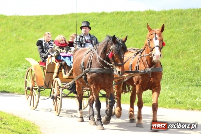 Zdjęcie w galerii na portalu naszraciborz.pl: Nadodrzańskim szlakiem - procesja wielkanocna w Zawadzie Książęcej wiadomości z regionu