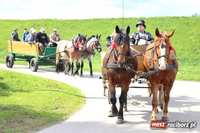 Zdjęcie w galerii na portalu naszraciborz.pl: Nadodrzańskim szlakiem - procesja wielkanocna w Zawadzie Książęcej wiadomości z regionu