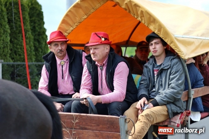 Zdjęcie w galerii na portalu naszraciborz.pl: Nadodrzańskim szlakiem - procesja wielkanocna w Zawadzie Książęcej wiadomości z regionu