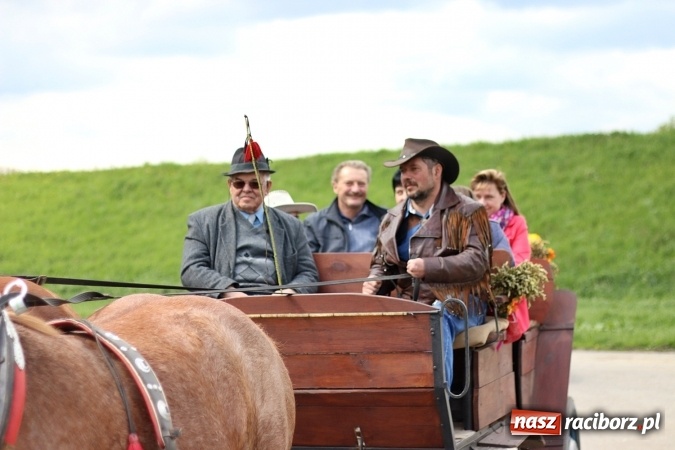 Zdjęcie w galerii na portalu naszraciborz.pl: Nadodrzańskim szlakiem - procesja wielkanocna w Zawadzie Książęcej wiadomości z regionu