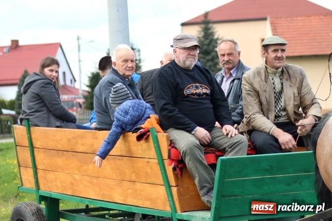 Zdjęcie w galerii na portalu naszraciborz.pl: Nadodrzańskim szlakiem - procesja wielkanocna w Zawadzie Książęcej wiadomości z regionu
