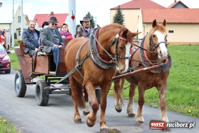 Zdjęcie w galerii na portalu naszraciborz.pl: Nadodrzańskim szlakiem - procesja wielkanocna w Zawadzie Książęcej wiadomości z regionu