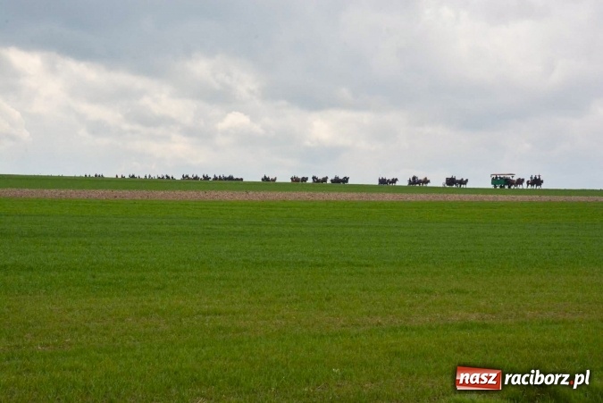 Zdjęcie w galerii na portalu naszraciborz.pl: Biskup, senator, starosta i wójt, czyli bieńkowicka procesja konna  wiadomości z regionu