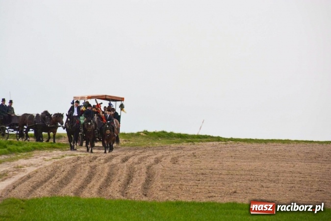 Zdjęcie w galerii na portalu naszraciborz.pl: Biskup, senator, starosta i wójt, czyli bieńkowicka procesja konna  wiadomości z regionu