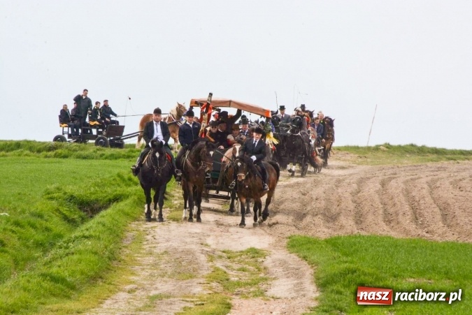 Zdjęcie w galerii na portalu naszraciborz.pl: Biskup, senator, starosta i wójt, czyli bieńkowicka procesja konna  wiadomości z regionu