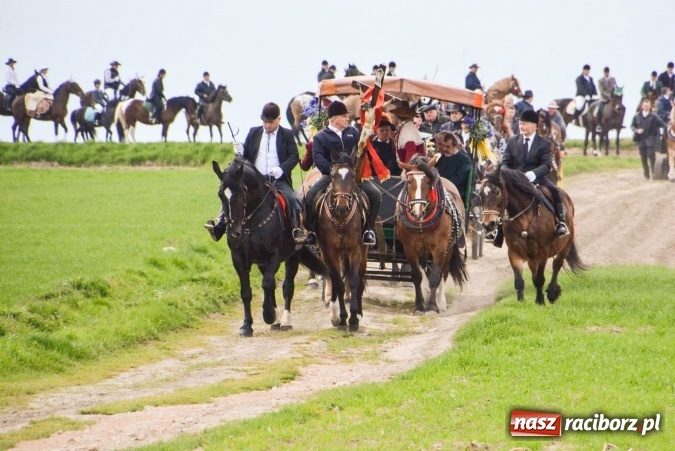Zdjęcie w galerii na portalu naszraciborz.pl: Biskup, senator, starosta i wójt, czyli bieńkowicka procesja konna  wiadomości z regionu