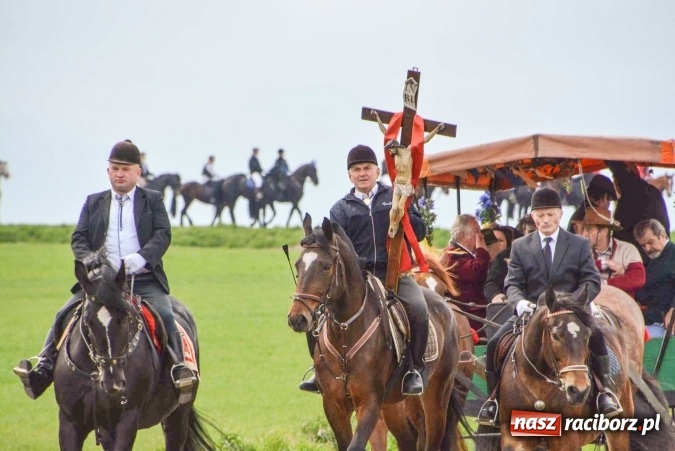Zdjęcie w galerii na portalu naszraciborz.pl: Biskup, senator, starosta i wójt, czyli bieńkowicka procesja konna  wiadomości z regionu