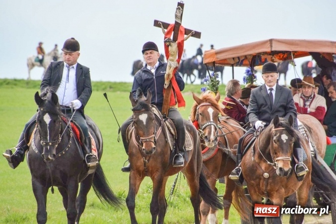 Zdjęcie w galerii na portalu naszraciborz.pl: Biskup, senator, starosta i wójt, czyli bieńkowicka procesja konna  wiadomości z regionu