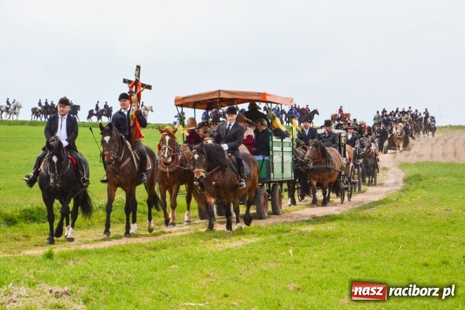 Zdjęcie w galerii na portalu naszraciborz.pl: Biskup, senator, starosta i wójt, czyli bieńkowicka procesja konna  wiadomości z regionu
