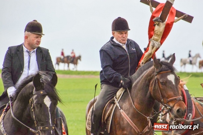 Zdjęcie w galerii na portalu naszraciborz.pl: Biskup, senator, starosta i wójt, czyli bieńkowicka procesja konna  wiadomości z regionu