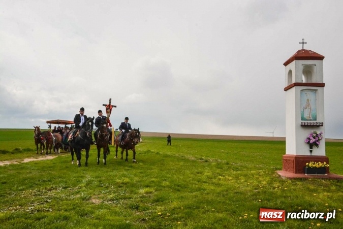 Zdjęcie w galerii na portalu naszraciborz.pl: Biskup, senator, starosta i wójt, czyli bieńkowicka procesja konna  wiadomości z regionu