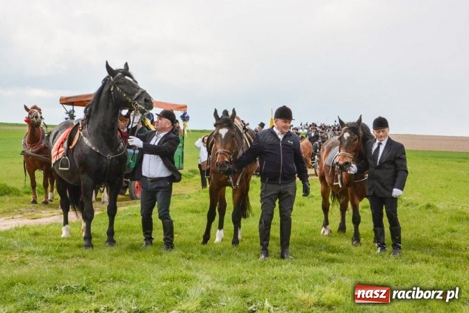 Zdjęcie w galerii na portalu naszraciborz.pl: Biskup, senator, starosta i wójt, czyli bieńkowicka procesja konna  wiadomości z regionu