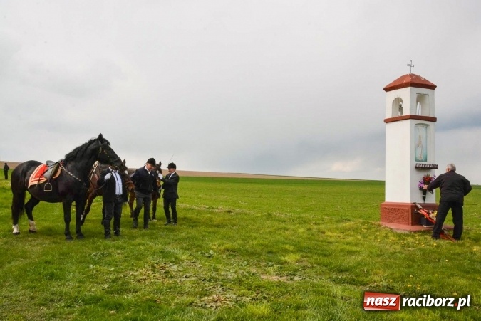 Zdjęcie w galerii na portalu naszraciborz.pl: Biskup, senator, starosta i wójt, czyli bieńkowicka procesja konna  wiadomości z regionu