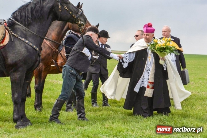 Zdjęcie w galerii na portalu naszraciborz.pl: Biskup, senator, starosta i wójt, czyli bieńkowicka procesja konna  wiadomości z regionu