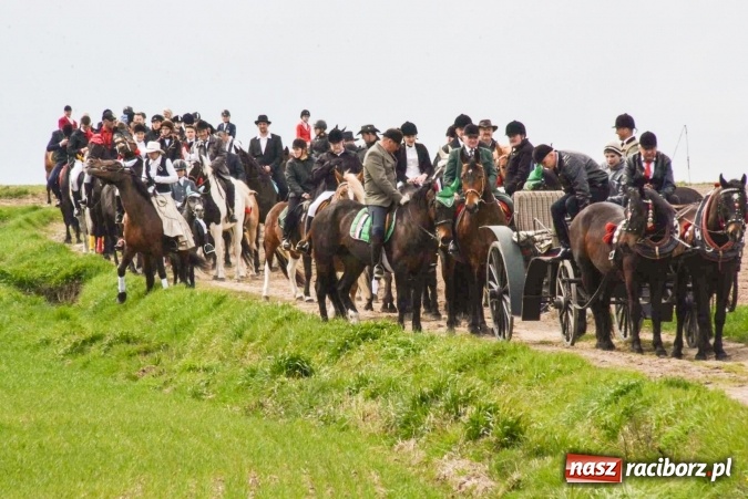 Zdjęcie w galerii na portalu naszraciborz.pl: Biskup, senator, starosta i wójt, czyli bieńkowicka procesja konna  wiadomości z regionu
