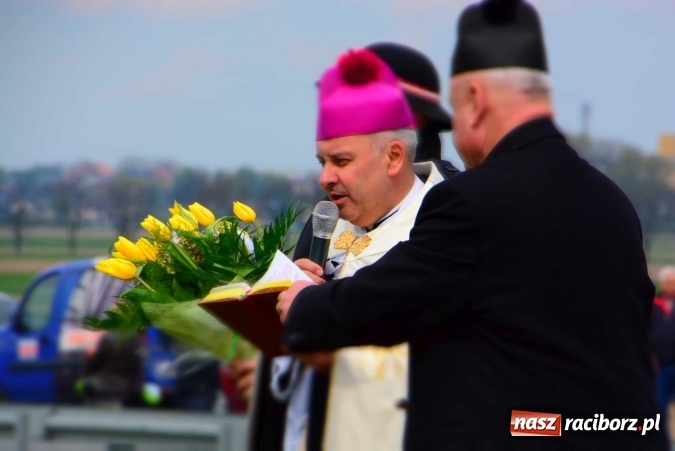 Zdjęcie w galerii na portalu naszraciborz.pl: Biskup, senator, starosta i wójt, czyli bieńkowicka procesja konna  wiadomości z regionu