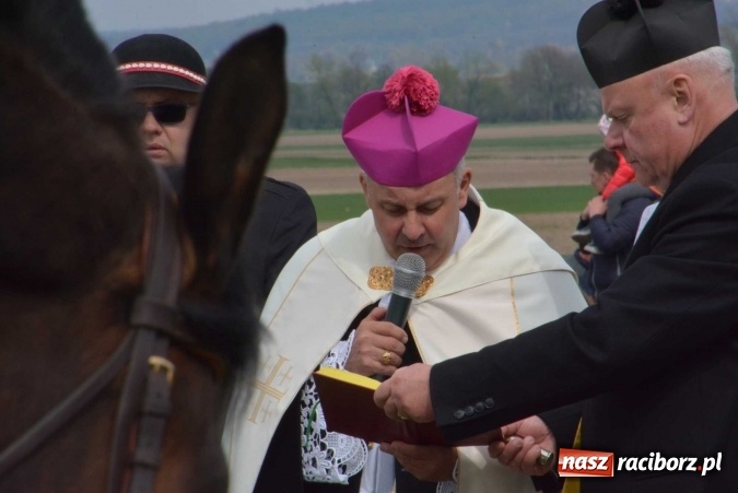 Zdjęcie w galerii na portalu naszraciborz.pl: Biskup, senator, starosta i wójt, czyli bieńkowicka procesja konna  wiadomości z regionu