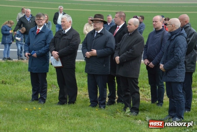 Zdjęcie w galerii na portalu naszraciborz.pl: Biskup, senator, starosta i wójt, czyli bieńkowicka procesja konna  wiadomości z regionu