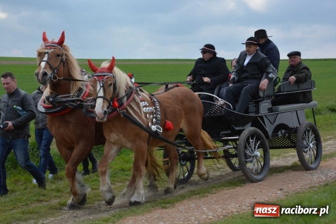 Zdjęcie w galerii na portalu naszraciborz.pl: Biskup, senator, starosta i wójt, czyli bieńkowicka procesja konna  wiadomości z regionu