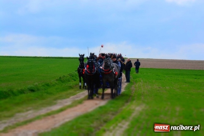 Zdjęcie w galerii na portalu naszraciborz.pl: Biskup, senator, starosta i wójt, czyli bieńkowicka procesja konna  wiadomości z regionu