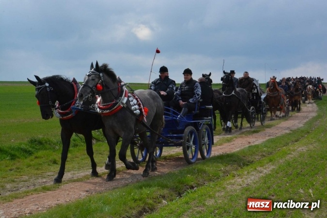 Zdjęcie w galerii na portalu naszraciborz.pl: Biskup, senator, starosta i wójt, czyli bieńkowicka procesja konna  wiadomości z regionu