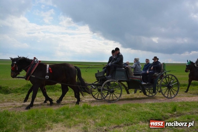 Zdjęcie w galerii na portalu naszraciborz.pl: Biskup, senator, starosta i wójt, czyli bieńkowicka procesja konna  wiadomości z regionu