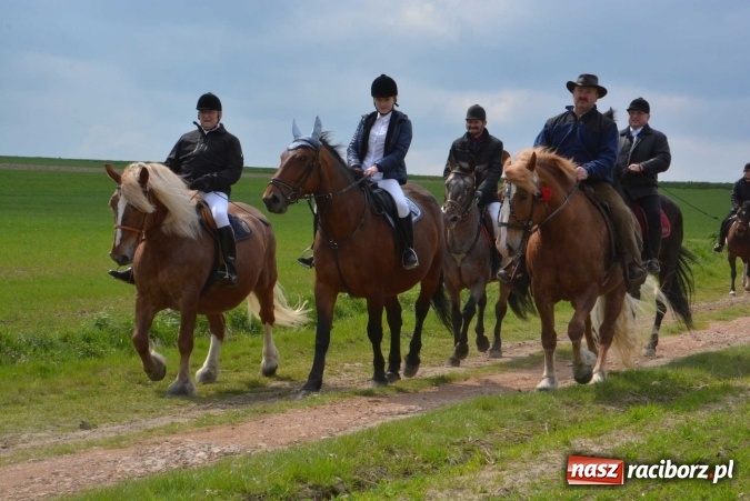Zdjęcie w galerii na portalu naszraciborz.pl: Biskup, senator, starosta i wójt, czyli bieńkowicka procesja konna  wiadomości z regionu