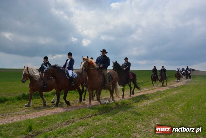 Zdjęcie w galerii na portalu naszraciborz.pl: Biskup, senator, starosta i wójt, czyli bieńkowicka procesja konna  wiadomości z regionu