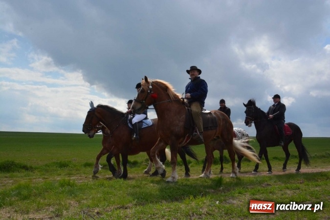 Zdjęcie w galerii na portalu naszraciborz.pl: Biskup, senator, starosta i wójt, czyli bieńkowicka procesja konna  wiadomości z regionu
