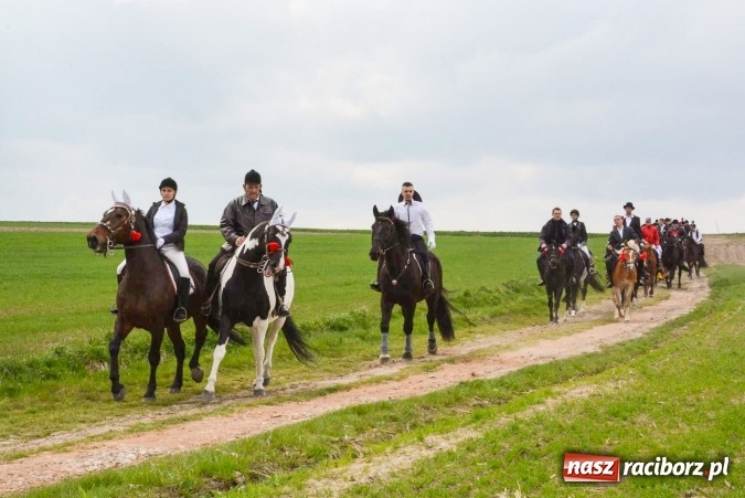 Zdjęcie w galerii na portalu naszraciborz.pl: Biskup, senator, starosta i wójt, czyli bieńkowicka procesja konna  wiadomości z regionu