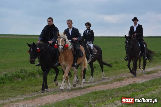 Zdjęcie w galerii na portalu naszraciborz.pl: Biskup, senator, starosta i wójt, czyli bieńkowicka procesja konna  wiadomości z regionu