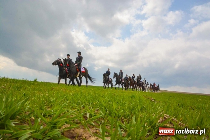 Zdjęcie w galerii na portalu naszraciborz.pl: Biskup, senator, starosta i wójt, czyli bieńkowicka procesja konna  wiadomości z regionu