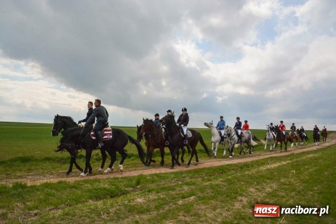 Zdjęcie w galerii na portalu naszraciborz.pl: Biskup, senator, starosta i wójt, czyli bieńkowicka procesja konna  wiadomości z regionu