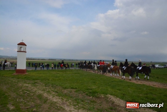 Zdjęcie w galerii na portalu naszraciborz.pl: Biskup, senator, starosta i wójt, czyli bieńkowicka procesja konna  wiadomości z regionu
