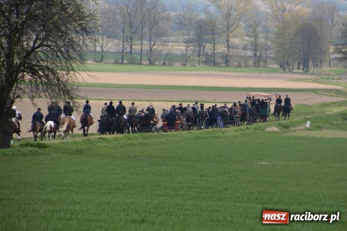 Zdjęcie w galerii na portalu naszraciborz.pl: Biskup, senator, starosta i wójt, czyli bieńkowicka procesja konna  wiadomości z regionu