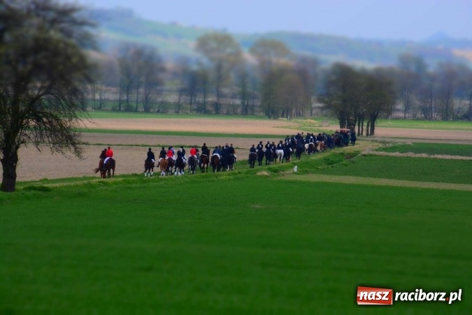 Zdjęcie w galerii na portalu naszraciborz.pl: Biskup, senator, starosta i wójt, czyli bieńkowicka procesja konna  wiadomości z regionu