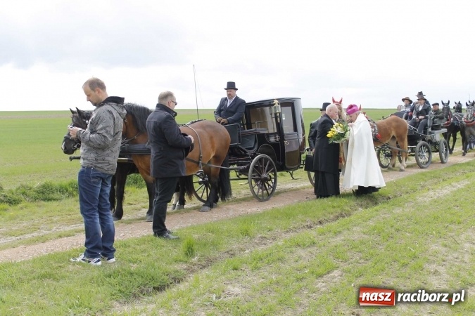 Zdjęcie w galerii na portalu naszraciborz.pl: Biskup, senator, starosta i wójt, czyli bieńkowicka procesja konna  wiadomości z regionu