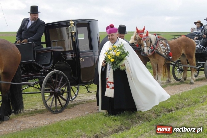 Zdjęcie w galerii na portalu naszraciborz.pl: Biskup, senator, starosta i wójt, czyli bieńkowicka procesja konna  wiadomości z regionu