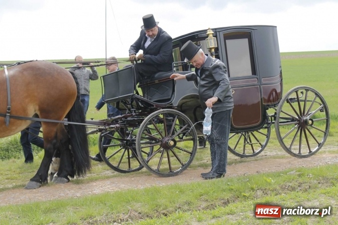 Zdjęcie w galerii na portalu naszraciborz.pl: Biskup, senator, starosta i wójt, czyli bieńkowicka procesja konna  wiadomości z regionu