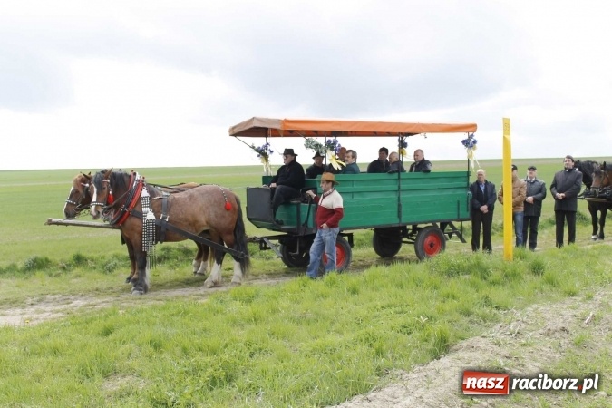 Zdjęcie w galerii na portalu naszraciborz.pl: Biskup, senator, starosta i wójt, czyli bieńkowicka procesja konna  wiadomości z regionu