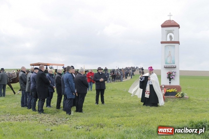 Zdjęcie w galerii na portalu naszraciborz.pl: Biskup, senator, starosta i wójt, czyli bieńkowicka procesja konna  wiadomości z regionu