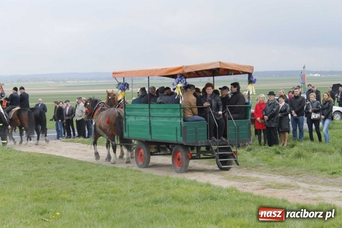 Zdjęcie w galerii na portalu naszraciborz.pl: Biskup, senator, starosta i wójt, czyli bieńkowicka procesja konna  wiadomości z regionu
