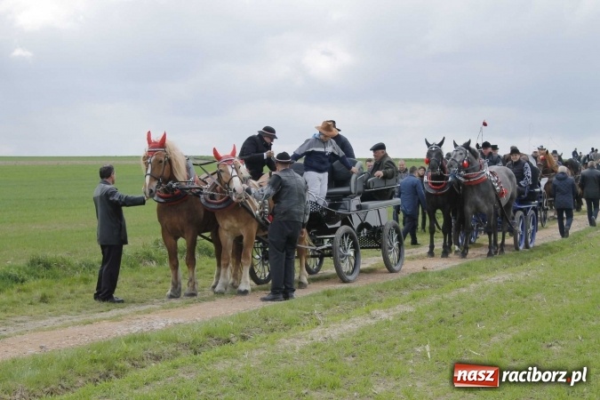 Zdjęcie w galerii na portalu naszraciborz.pl: Biskup, senator, starosta i wójt, czyli bieńkowicka procesja konna  wiadomości z regionu