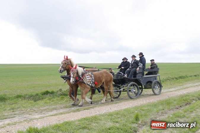 Zdjęcie w galerii na portalu naszraciborz.pl: Biskup, senator, starosta i wójt, czyli bieńkowicka procesja konna  wiadomości z regionu