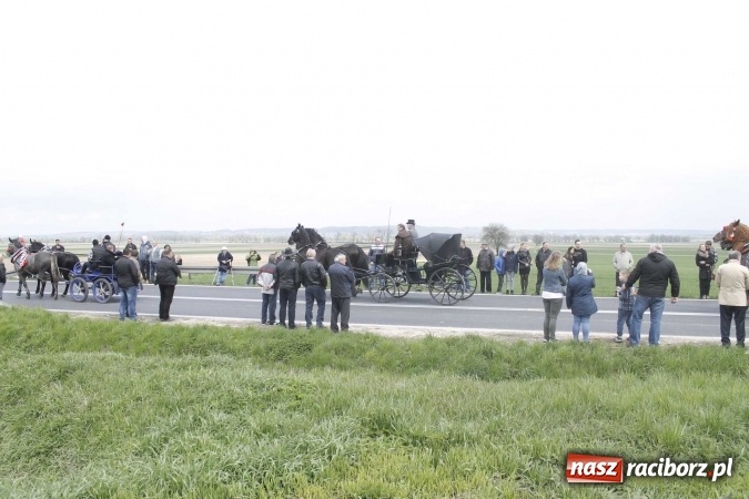 Zdjęcie w galerii na portalu naszraciborz.pl: Biskup, senator, starosta i wójt, czyli bieńkowicka procesja konna  wiadomości z regionu